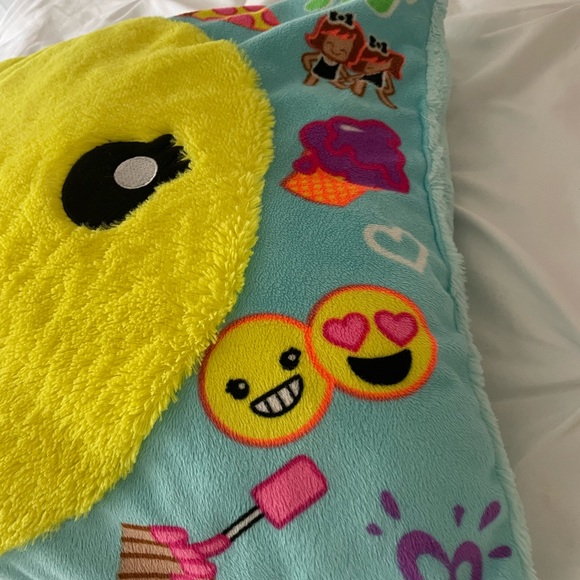 Justice Girls Emoji Smiley Face Pillow - Picture 4 of 7